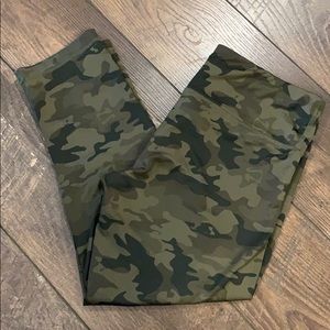 Olive Camo Workout Leggings cropped